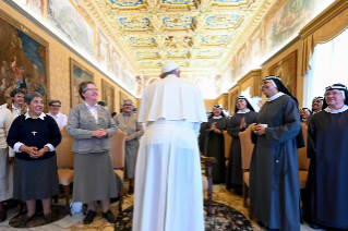 5-A las capitulares de la Orden del Santísimo Salvador de Santa Brígida y de las Hermanas Misioneras Combonianas