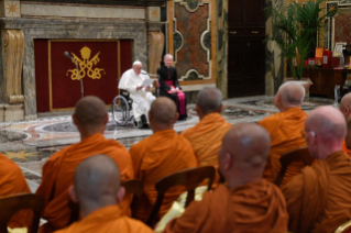 2-A una delegación budista de la Asamblea Sangha de Chetuphon, Tailandia