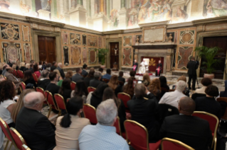 1-A los participantes en un encuentro sobre refugiados organizado por la Pontificia Universidad Gregoriana