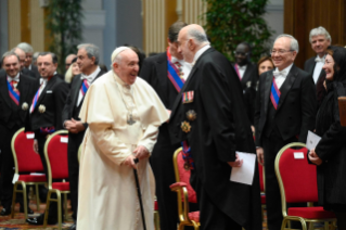 8-A los miembros del Cuerpo Diplomático acreditado ante la Santa Sede