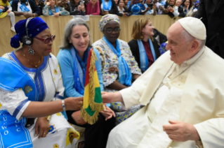 8-Às participantes da Assembleia Geral da União Mundial das Organizações Femininas Católicas (UMOFC) 