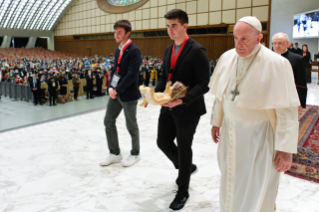 14-Alle Delegazioni che donano l'Albero di Natale e il Presepio in Piazza San Pietro e nell'Aula Paolo VI