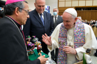 16-Alle Delegazioni che donano l'Albero di Natale e il Presepio in Piazza San Pietro e nell'Aula Paolo VI