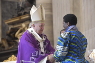 10-Celebración eucarística con el rito zaireño presidida por el Santo Padre Francisco con ocasión del 25 aniversario de la Capellanía católica congoleña de Roma