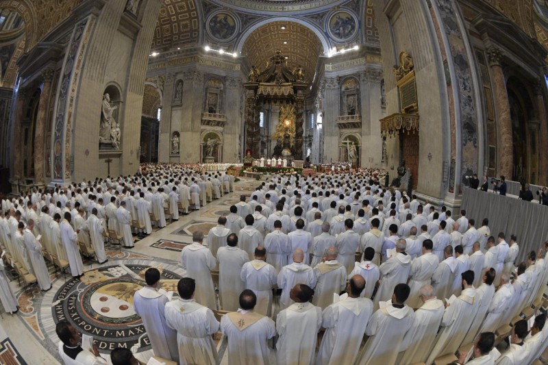 Centenares de sacerdotes en la Misa Crismal