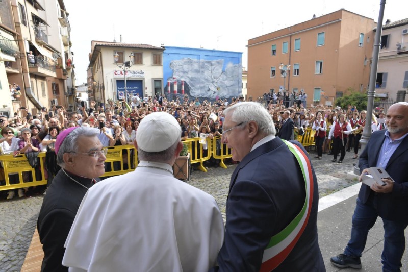 El Papa en Albano, al fondo la pintada en su honor