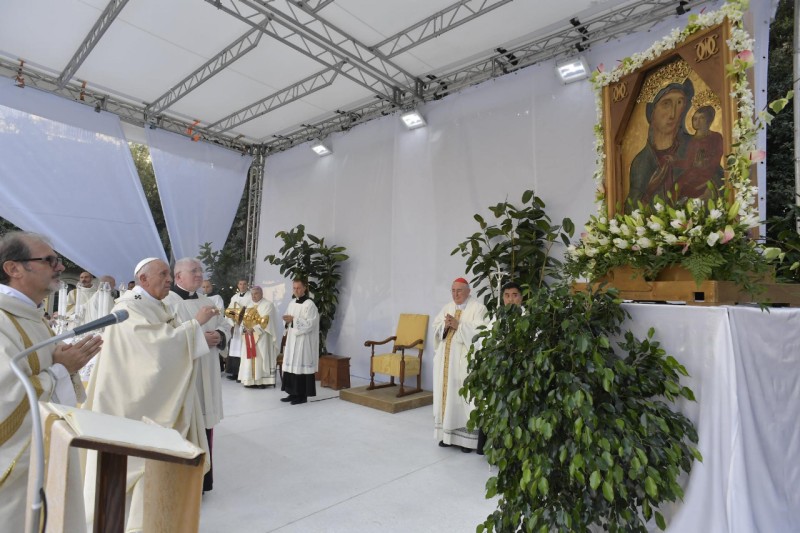 El Papa inciensa a la Virgen en Albano