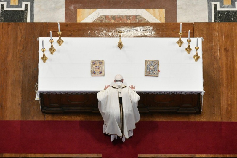 El Papa besa el altar
