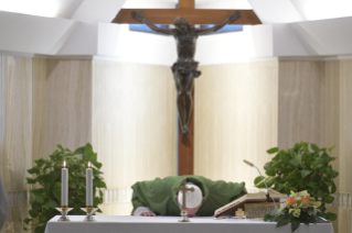 4-Morning Meditation by Pope Francis in the Chapel of the Domus Sanctae Marthae: <i>Spiritual tepidness that transforms life into a cemetery</i>