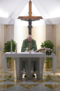 3-Meditazione quotidiana nella Cappella della Domus Sanctae Marthae: <i>La preghiera piccola commuove Dio</i>