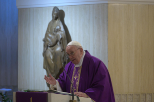 7-Misa celebrada por el papa Francisco de forma privada en la capilla de la Casa Santa Marta: <i>La vanidad nos aleja de la Cruz de Cristo</i>