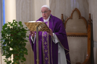3-Misa celebrada por el papa Francisco de forma privada en la capilla de la Casa Santa Marta: <i>Dios actúa siempre en la simplicidad</i>