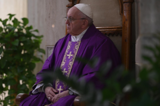 4-Misa celebrada por el papa Francisco de forma privada en la capilla de la Casa Santa Marta: <i>Dios actúa siempre en la simplicidad</i>
