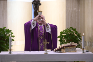 5-Misa celebrada por el papa Francisco de forma privada en la capilla de la Casa Santa Marta: <i>Dios actúa siempre en la simplicidad</i>