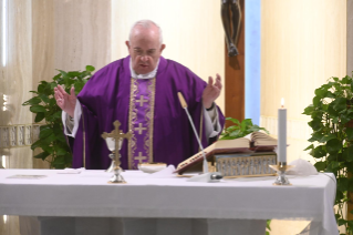 9-Messe quotidienne dans la chapelle de la résidence Sainte-Marthe : « Demander pardon nécessite de pardonner »