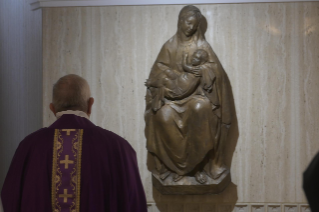 5-Misa celebrada por el papa Francisco de forma privada en la capilla de la Casa Santa Marta. <i>Pedir perdón implica perdonar</i>
