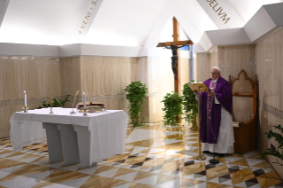 7-Misa celebrada por el papa Francisco de forma privada en la capilla de la Casa Santa Marta: <i>Nuestro Dios está cerca y nos pide que estemos cerca unos de otros</i>