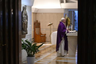 10-Misa celebrada por el papa Francisco de forma privada en la capilla de la Casa Santa Marta: <i>Nuestro Dios está cerca y nos pide que estemos cerca unos de otros</i>