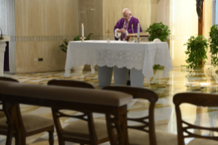 14-Messe quotidienne dans la chapelle de la résidence Sainte-Marthe : « Retourner à Dieu c’est retourner à l’étreinte du Père »