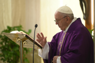7-Misa celebrada por el papa Francisco de forma privada en la capilla de la Casa Santa Marta: <i>Volver a Dios es volver al abrazo del Padre</i>