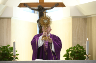 13-Messe quotidienne dans la chapelle de la résidence Sainte-Marthe : « Retourner à Dieu c’est retourner à l’étreinte du Père »