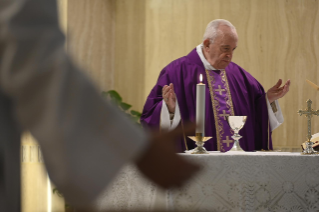 3-Misa celebrada por el papa Francisco de forma privada en la capilla de la Casa Santa Marta: <i>Qué sucede cuando pasa Jesús</i>