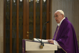 1-Holy Mass presided over by Pope Francis at the <i>Casa Santa Marta</i> in the Vatican: "Knowing our idols"