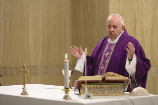 3-Misa celebrada por el papa Francisco de forma privada en la capilla de la Casa Santa Marta