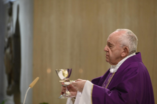 5-Misa celebrada por el papa Francisco de forma privada en la capilla de la Casa Santa Marta