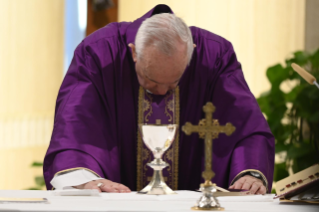 6-Misa celebrada por el papa Francisco de forma privada en la capilla de la Casa Santa Marta: <i>El pueblo de Dios sigue a Jesús y no se cansa</i>