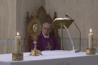 8-Misa celebrada por el papa Francisco de forma privada en la capilla de la Casa Santa Marta. <i>El domingo del llanto</i>