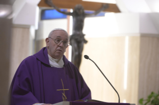 0-Holy Mass presided over by Pope Francis at the <i>Casa Santa Marta</i> in the Vatican: "Look at the crucifix in the light of redemption"