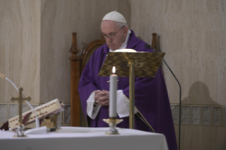2-Santa Missa celebrada na capela da Casa Santa Marta: "Olhar o crucifixo sob a luz da redenção"