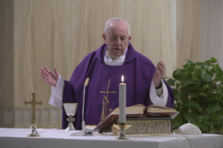 11-Santa Missa celebrada na capela da Casa Santa Marta: "Olhar o crucifixo sob a luz da redenção"