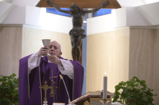 7-Santa Missa celebrada na capela da Casa Santa Marta: "Olhar o crucifixo sob a luz da redenção"