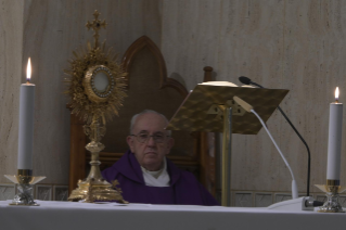 12-Santa Missa celebrada na capela da Casa Santa Marta: "Olhar o crucifixo sob a luz da redenção"