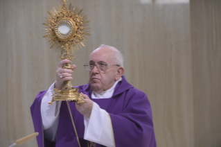 13-Santa Missa celebrada na capela da Casa Santa Marta: "Olhar o crucifixo sob a luz da redenção"
