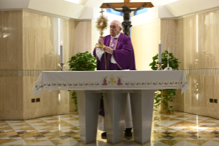 5-Misa celebrada por el papa Francisco de forma privada en la capilla de la Casa Santa Marta: <i>Permanecer en el Señor</i>