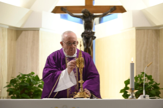 6-Misa celebrada por el papa Francisco de forma privada en la capilla de la Casa Santa Marta: <i>Permanecer en el Señor</i>