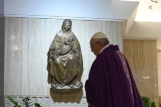 8-Misa celebrada por el papa Francisco de forma privada en la capilla de la Casa Santa Marta: <i>Permanecer en el Señor</i>