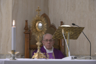 8-Misa celebrada por el papa Francisco de forma privada en la capilla de la Casa Santa Marta: <i>El proceso de la tentación</i>