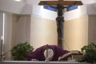 1-Messe quotidienne dans la chapelle de la résidence Sainte-Marthe : « Chercher Jésus dans le pauvre »