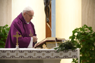 3-Santa Missa celebrada na capela da Casa Santa Marta: "Perseverar no serviço"