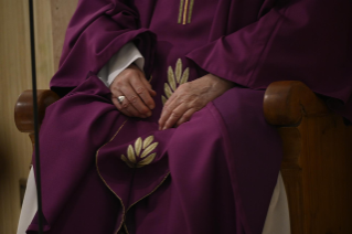 2-Misa celebrada por el papa Francisco de forma privada en la capilla de la Casa Santa Marta: <i>Perseverar en el servicio</i>