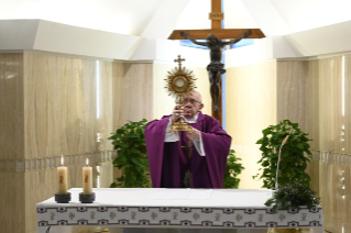 13-Santa Missa celebrada na capela da Casa Santa Marta: "Perseverar no serviço"
