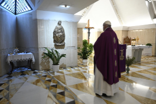 14-Santa Missa celebrada na capela da Casa Santa Marta: "Perseverar no serviço"