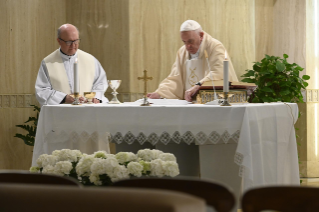 3-Misa celebrada por el papa Francisco de forma privada en la capilla de la Casa Santa Marta: <i>Elegir el anuncio para no caer en nuestros sepulcros</i>