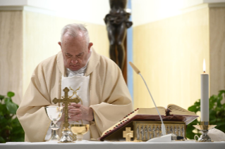 10-Messe quotidienne dans la chapelle de la résidence Sainte-Marthe : « Choisir l'annonce pour ne pas tomber dans nos sépulcres »