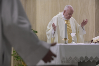 7-Misa celebrada por el papa Francisco de forma privada en la capilla de la Casa Santa Marta: <i>La gracia de la fidelidad</i>