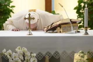 3-Santa Missa celebrada na capela da Casa Santa Marta: "Familiaridade com o Senhor"
